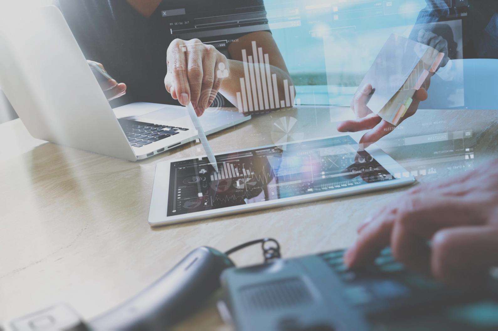 Giocatore che ottimizza le impostazioni dello smartphone per gaming AR