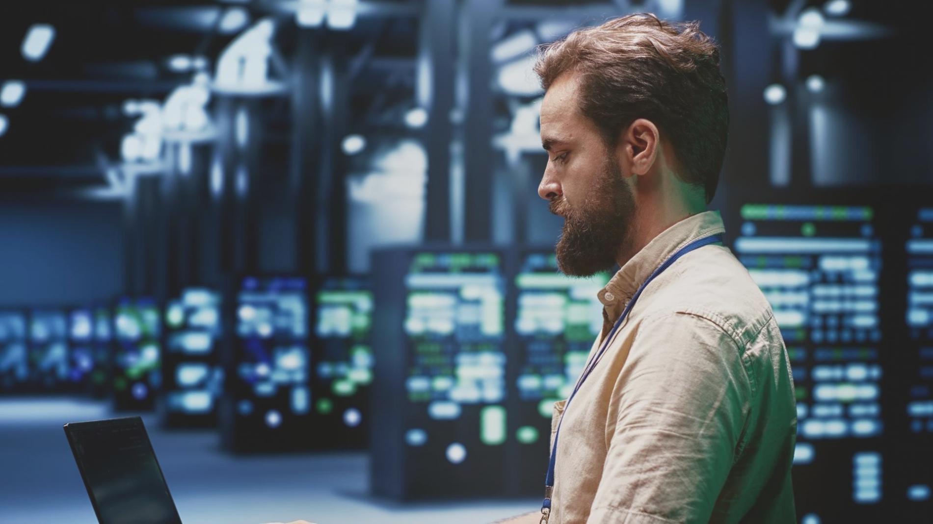 Studenti che collaborano su progetti di realtà aumentata mobile in aula moderna