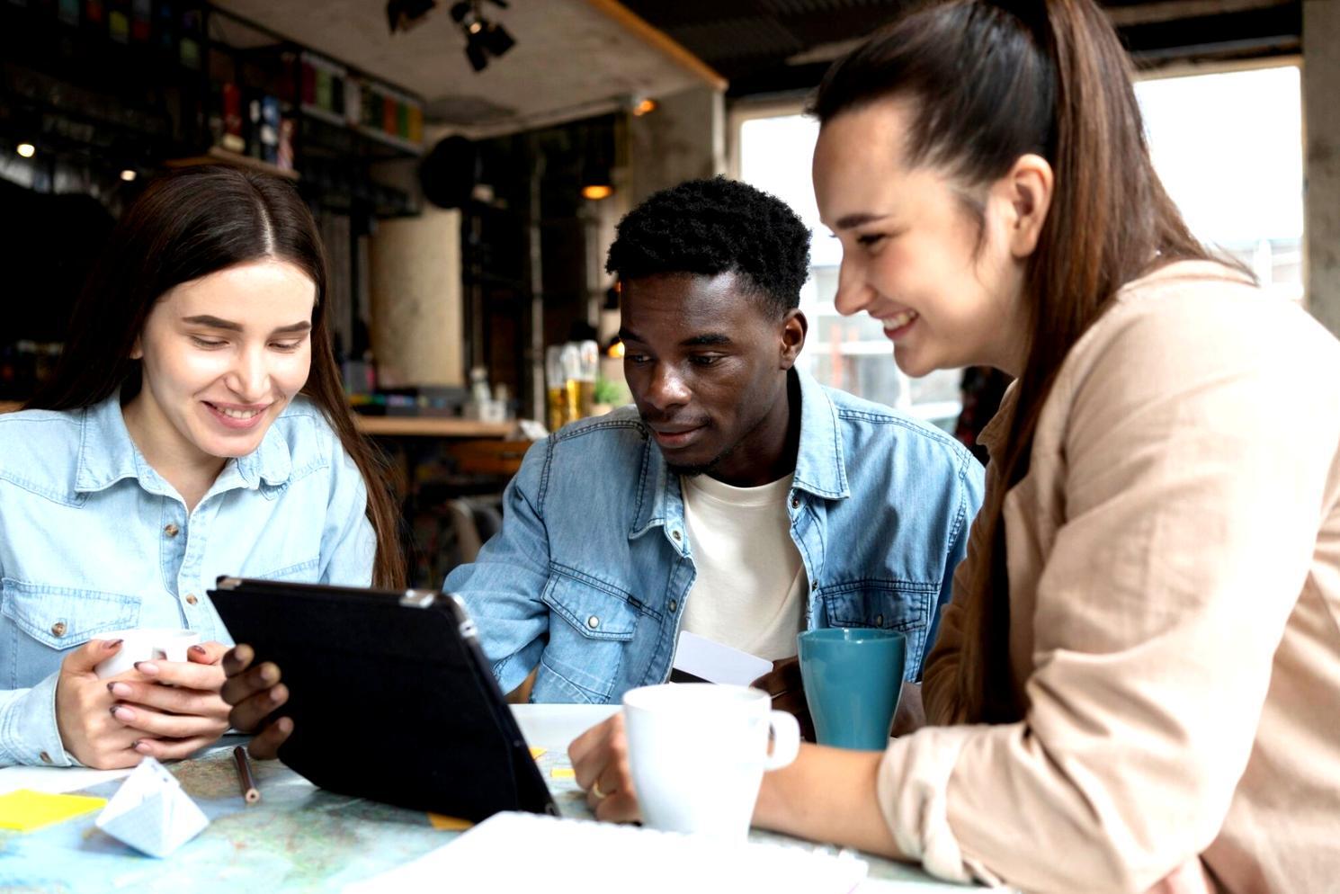 Studenti che lavorano su progetti di sviluppo AR gaming